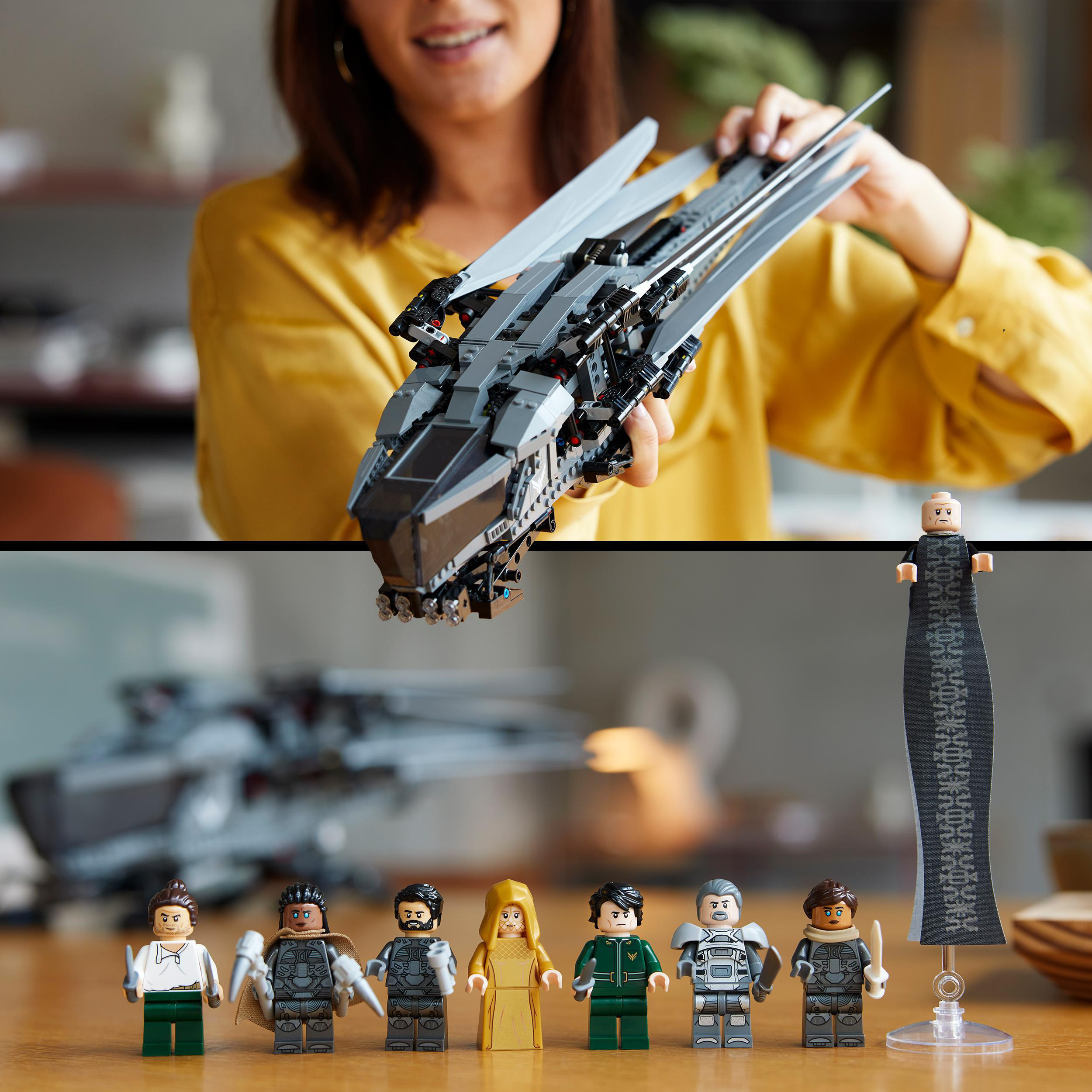 Lego Set mit Minifiguren und Person.