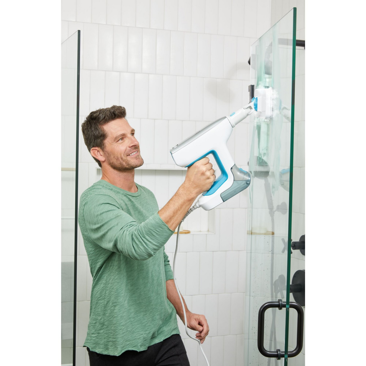 Een vaatwasserinterieur met borden, kopjes en een sproeiarm.
