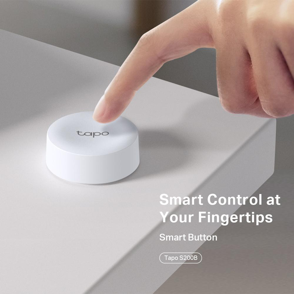 Hand berührt weißen Smart-Knopf, Text: Smart Control at Your Fingertips.