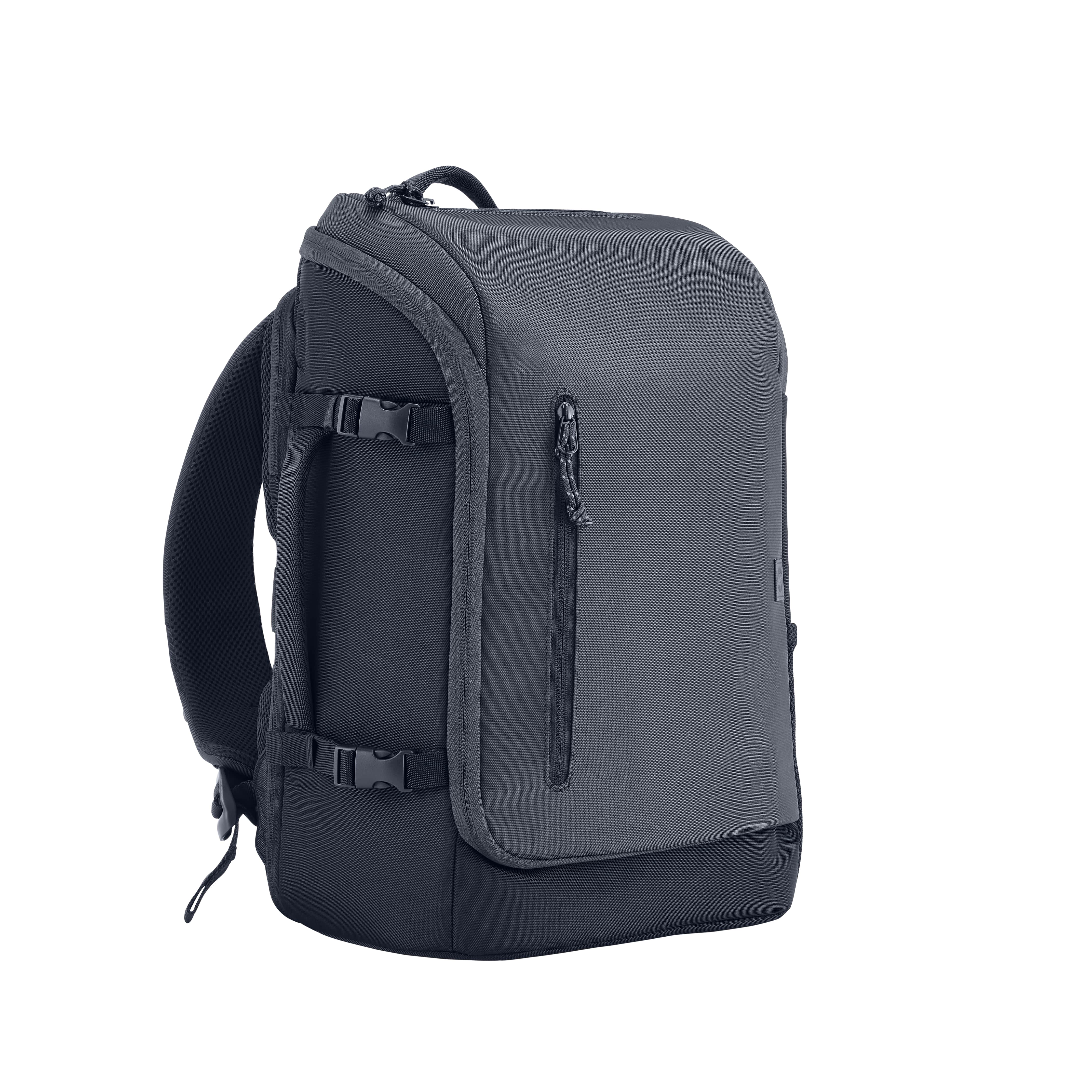 Una mochila gris y negra con múltiples bolsillos, correas y una cremallera sobre un fondo blanco.