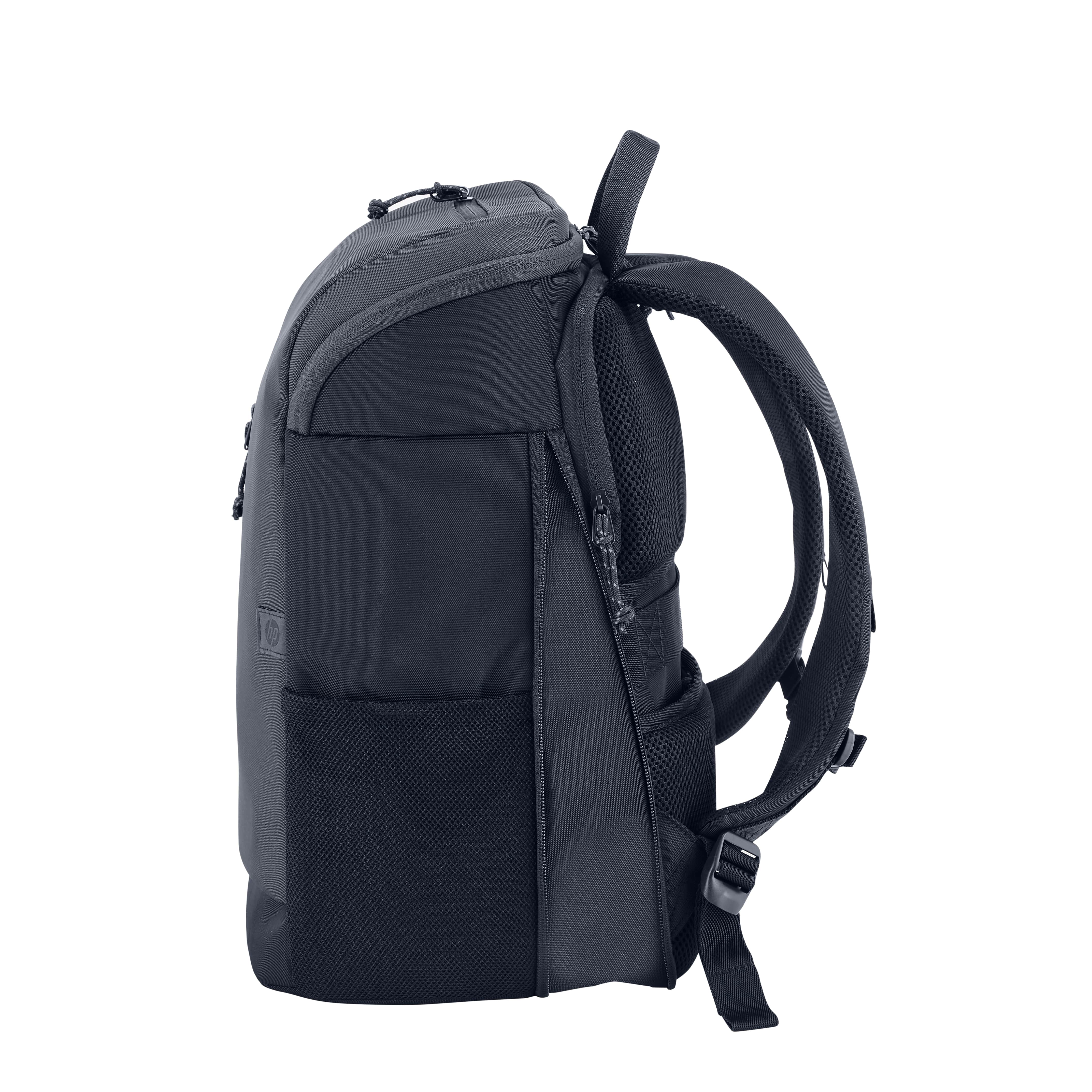 Una mochila negra de lado. Tiene un bolsillo y una cremallera. El fondo es blanco.