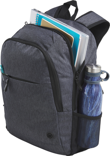 Mochila gris con un cuaderno y una botella de agua en su bolsillo lateral. La mochila está abierta.