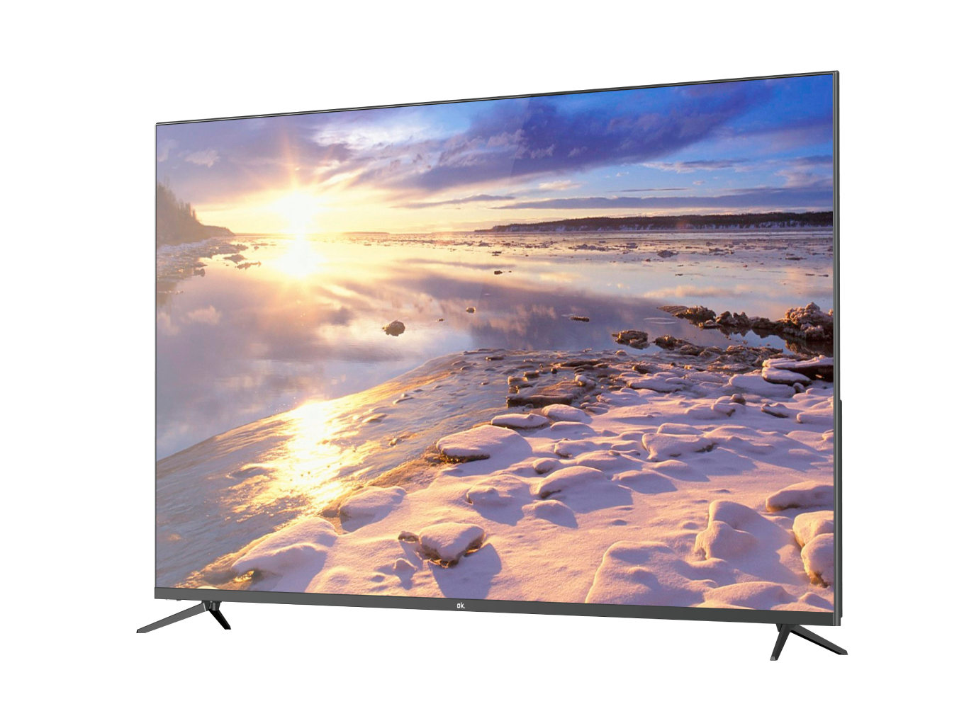 Un televisor grande y moderno muestra un paisaje invernal: tierra nevada, agua y una puesta de sol.