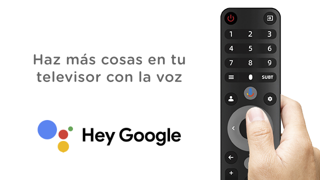 Mano sosteniendo mando a distancia con logo "Hey Google" y botón de asistente de voz.