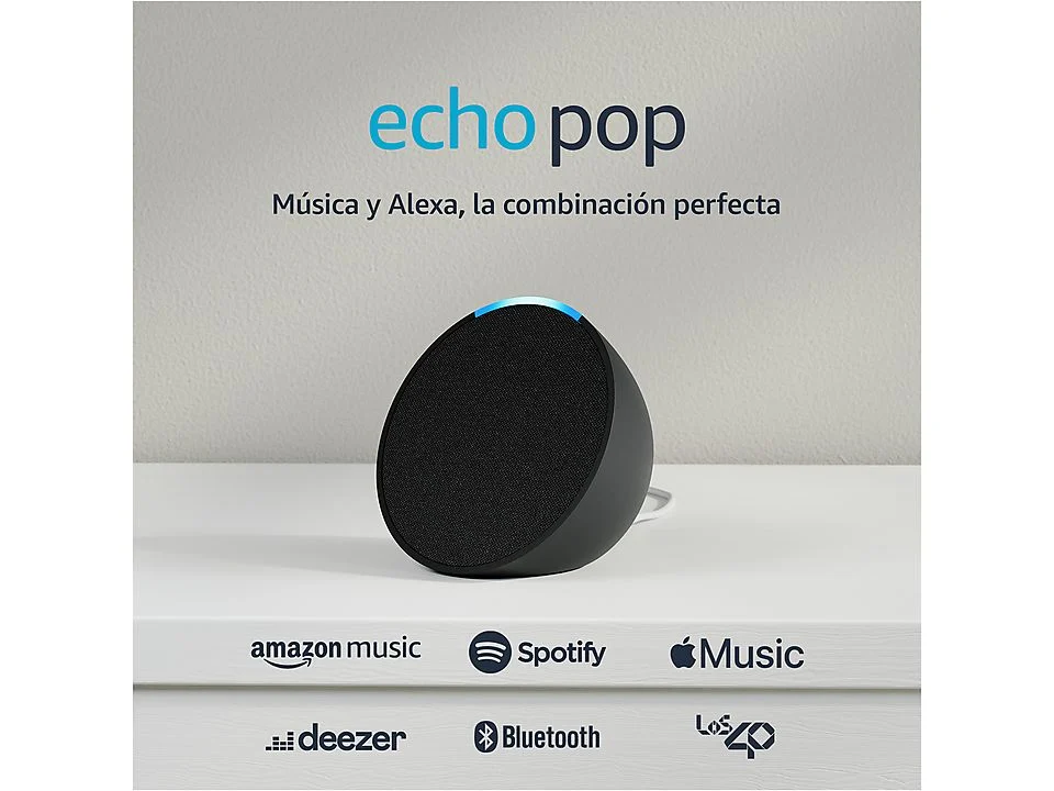 Un altavoz Echo Pop negro sobre una superficie blanca, con texto y logotipos.