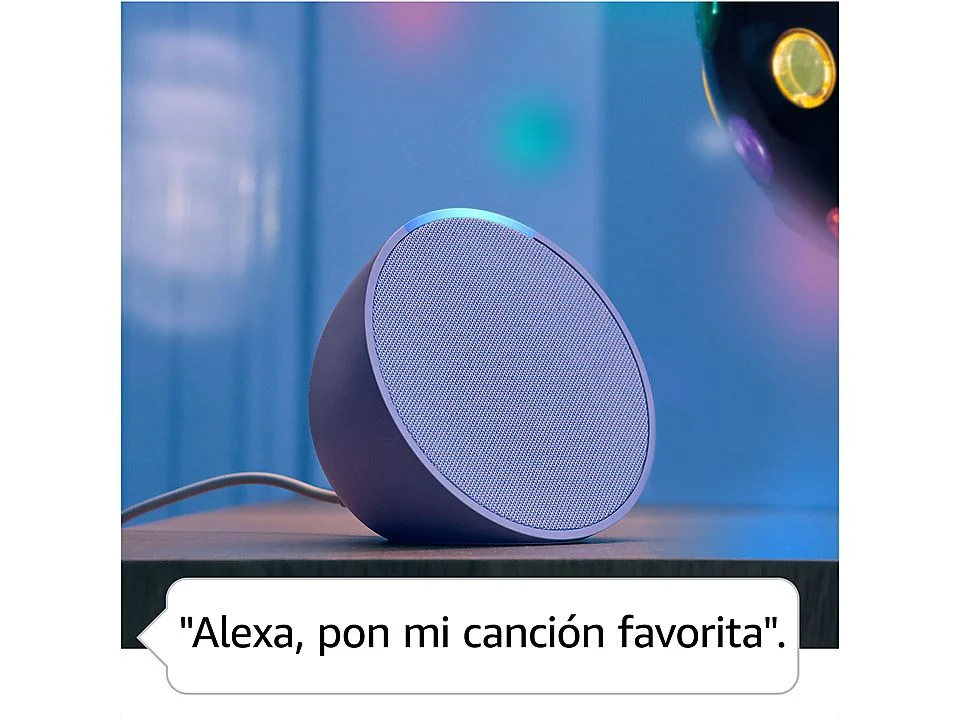 Un altavoz inteligente gris sobre una mesa, con un bocadillo en español.