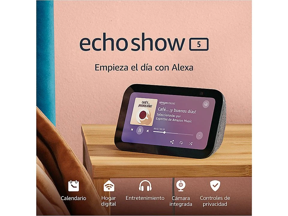 Echo Show 5 en una mesa de madera. Muestra una pantalla con Amazon Music.