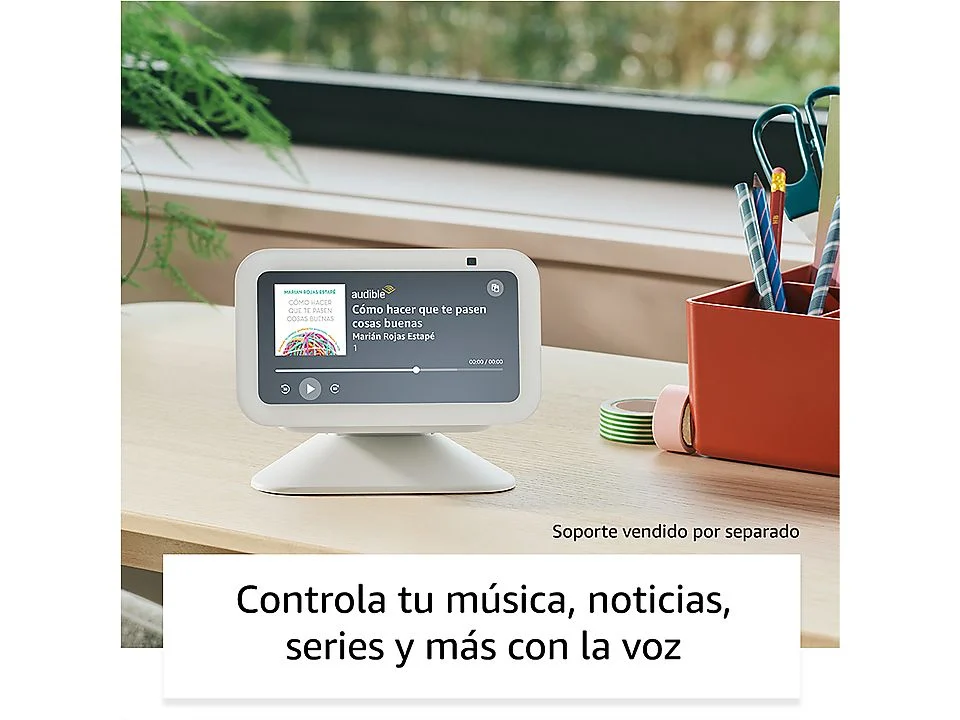 Una pantalla inteligente blanca en un soporte, mostrando una interfaz de música, en una habitación.