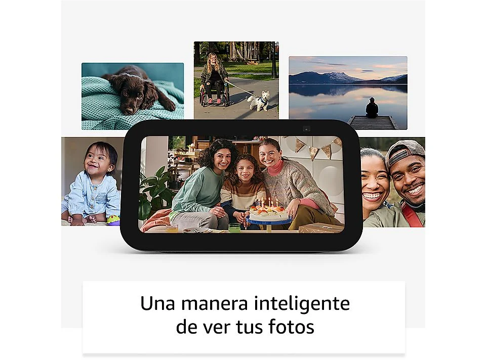 Pantalla inteligente mostrando fotos, con varias personas y un perro. Texto en español.