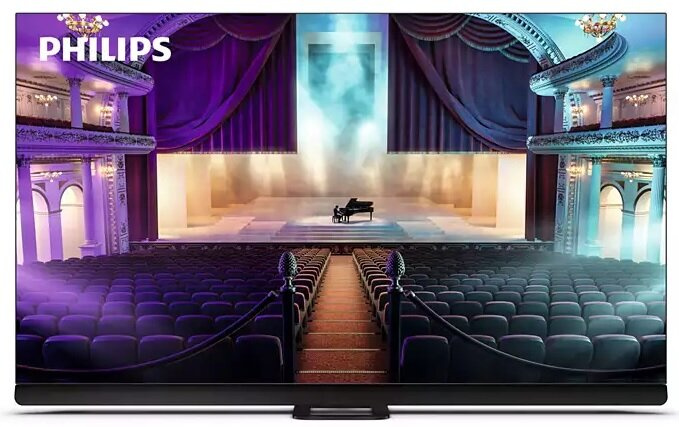 Telewizor Philips wyświetlający scenę sceniczną z fortepianem, kurtynami i widownią.