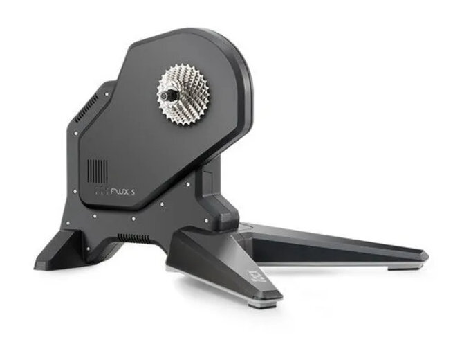 Czarny trenażer rowerowy z srebrną kasetą. Na białym tle.