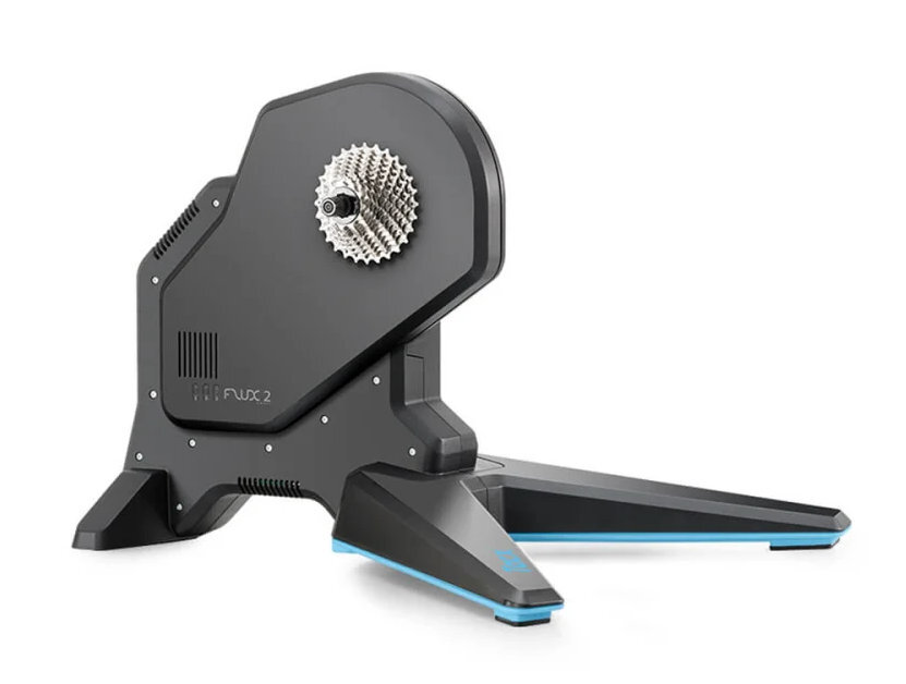 Czarny i szary trenażer rowerowy ze srebrną kasetą i niebieskimi akcentami.