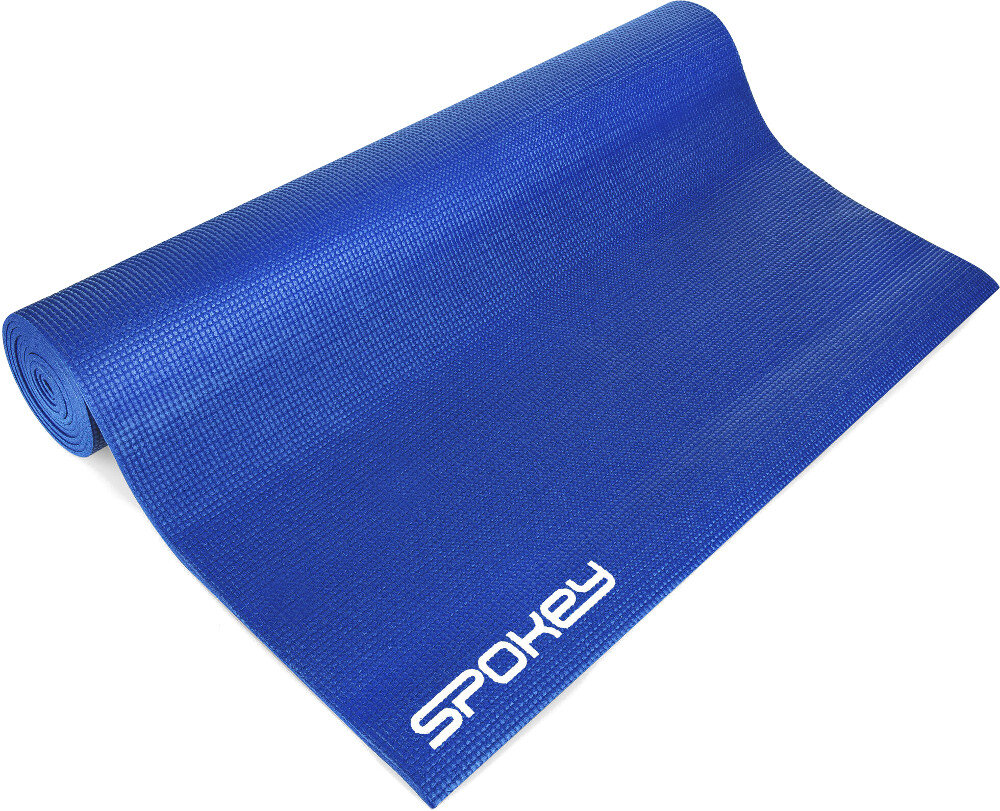 Zwinięta niebieska mata do jogi z białym napisem Spokey.