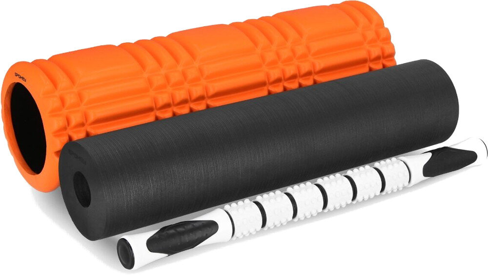 Pomarańczowe i czarne wałki piankowe oraz pałeczka do masażu. Są na białym tle.