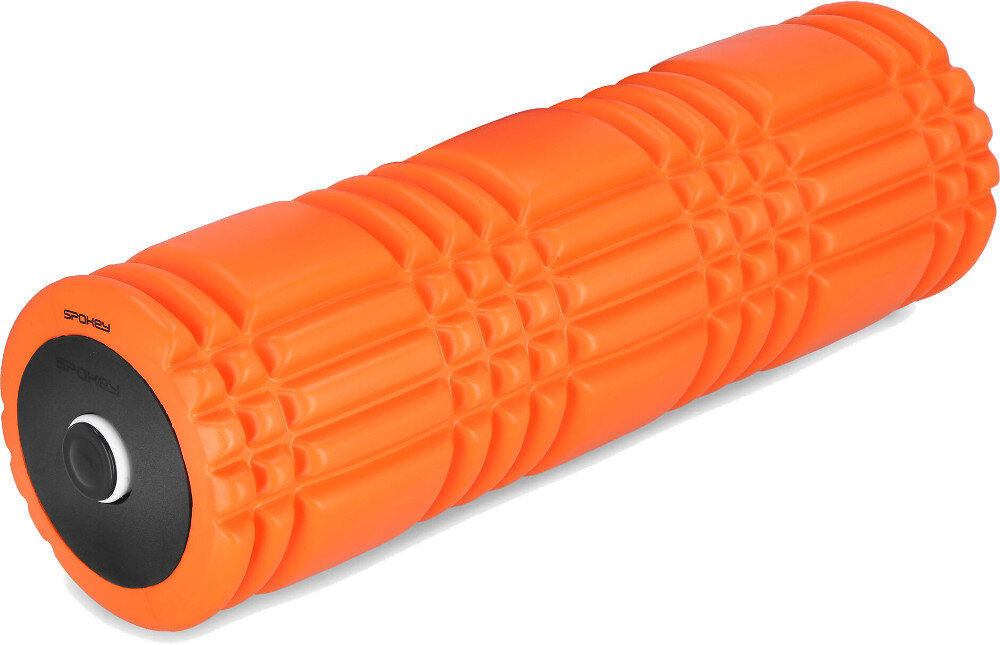 Pomarańczowy wałek piankowy o teksturowanej powierzchni na białym tle. Kształt cylindryczny.