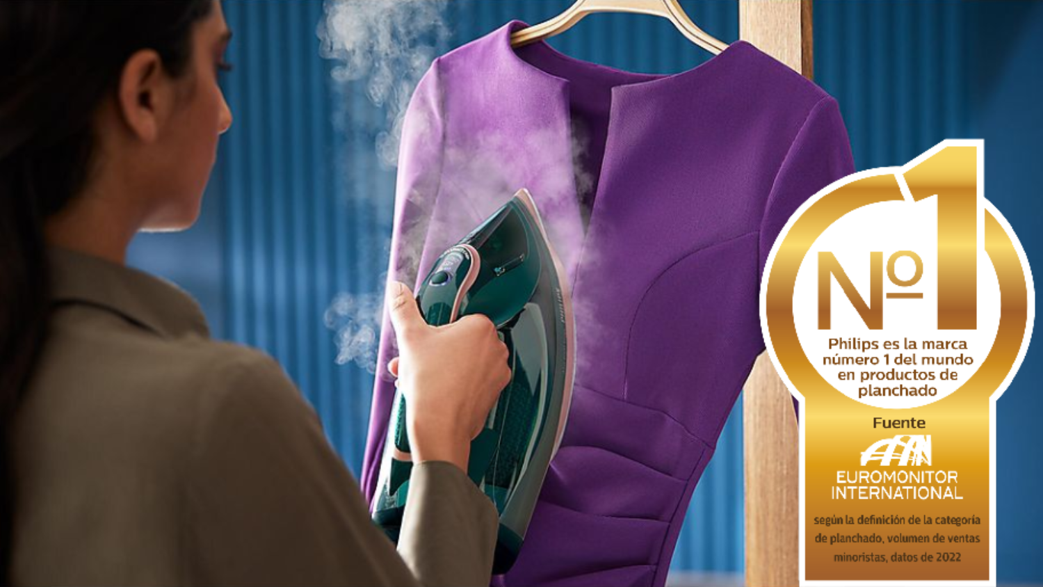 Una mujer planchando un vestido morado con vapor. Un número uno dorado a la derecha.