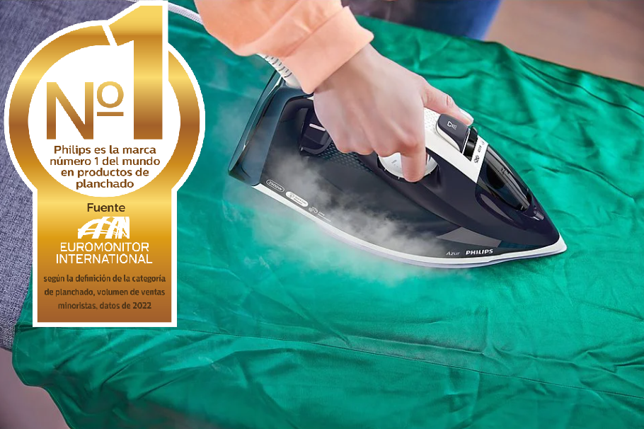 Una persona plancha tela verde con una plancha de vapor, con un gráfico promocional al lado.