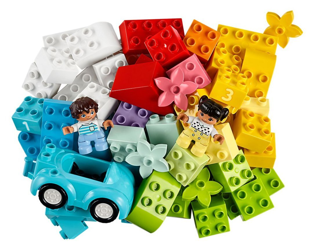 Kolorowe klocki i figurki Lego są ułożone. Zawiera niebieski samochód, dwie figurki, różne klocki i elementy w kształcie kwiatów.