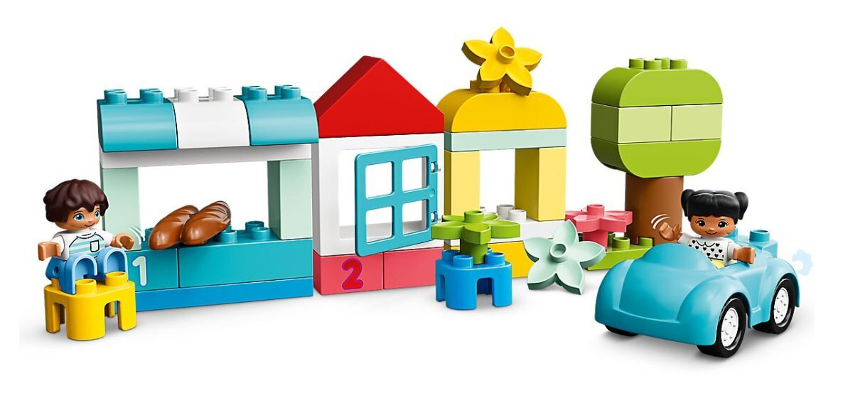 Zestaw Lego Duplo z dwiema figurkami, samochodem, budynkami i roślinami. Scena obejmuje sklep z chlebem i drzewo.