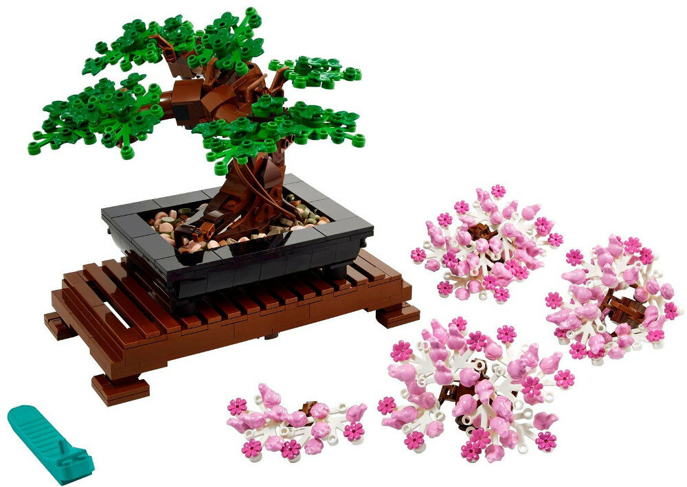 Model drzewka LEGO Bonsai z zielonymi liśćmi i różowymi gałęziami kwiatów. Na drewnianym stojaku.