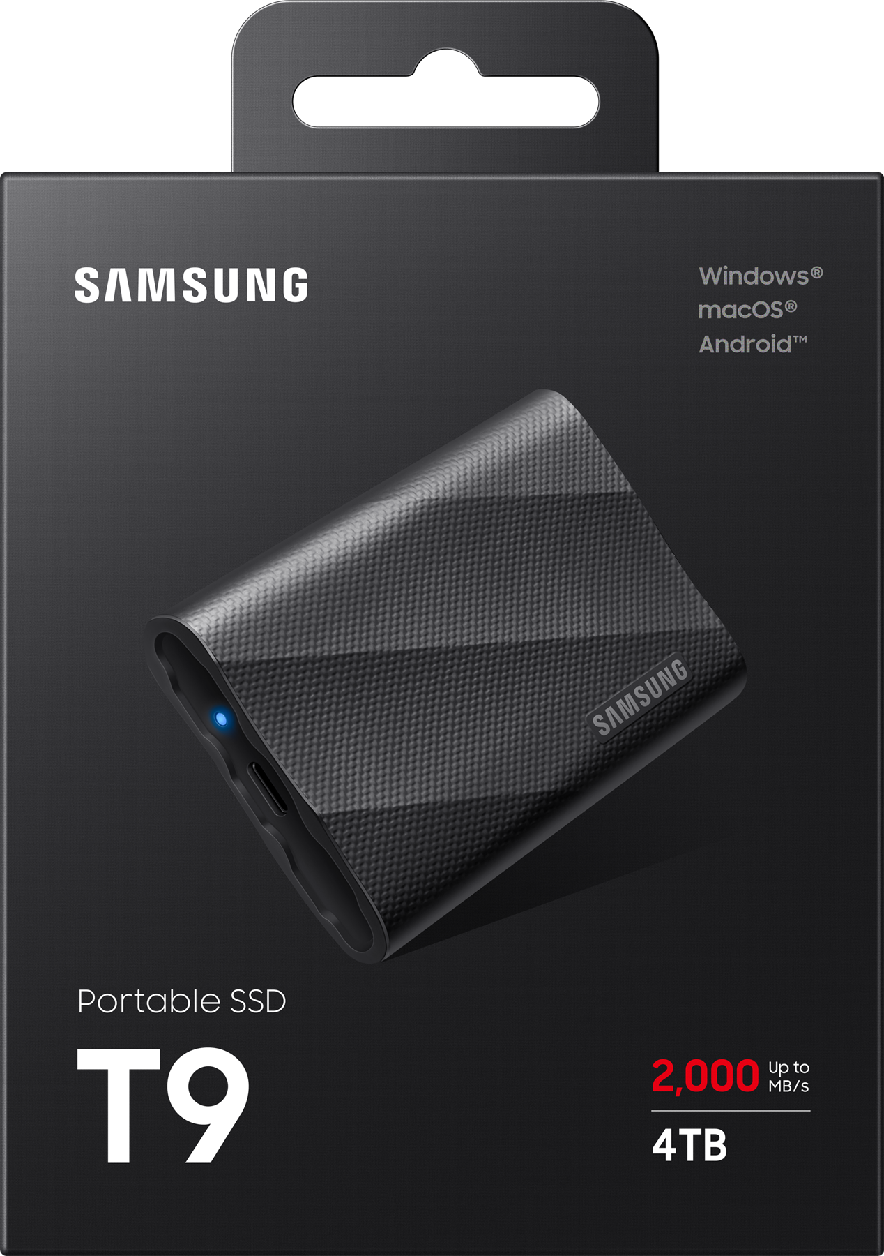 Un SSD portable noir et gris dans une boîte noire avec la marque Samsung. Le SSD est sur une surface noire.