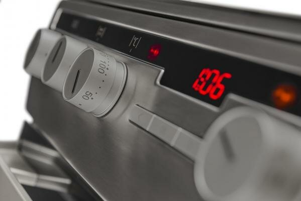 Panel sterowania piekarnika z pokrętłami, czerwonym wyświetlaczem '006' i przyciskami.