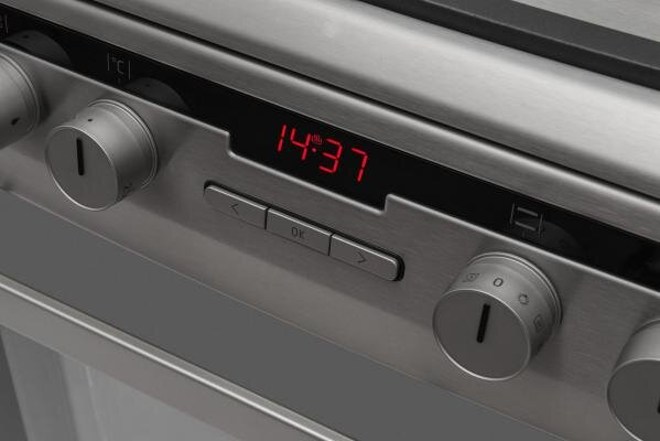 Wnętrze piekarnika z zapaloną żarówką.