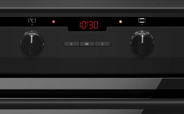 Zbliżenie panelu sterowania piekarnika wyświetlającego czas i ustawienia.