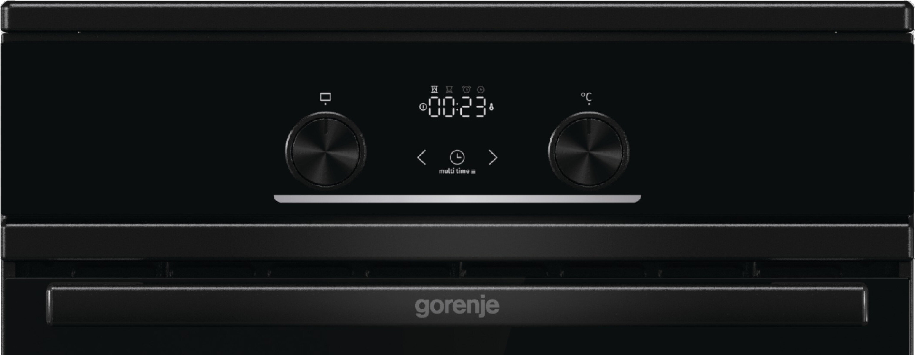 Zbliżenie czarnego panelu sterowania piekarnika. Posiada wyświetlacz cyfrowy i pokrętła.