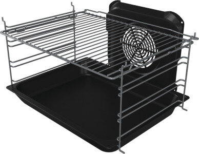 Ruszt i taca piekarnika wewnątrz piekarnika, z wentylatorem z tyłu. Czarne i srebrne kolory.