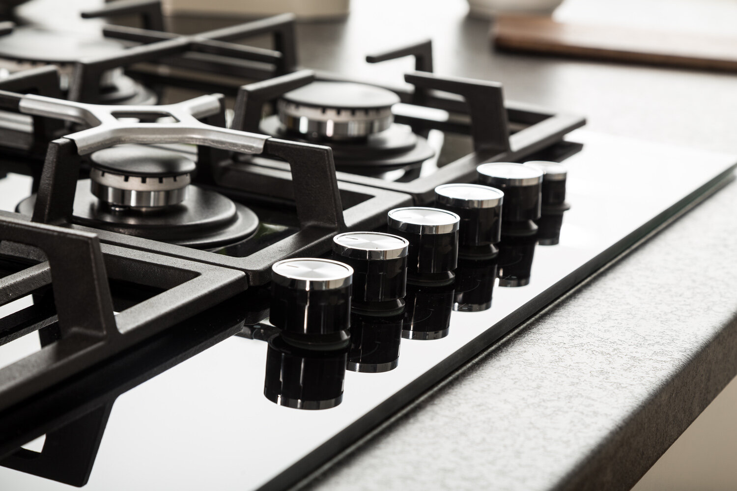 Czarny palnik gazowy na płycie kuchennej z czarną kratką.