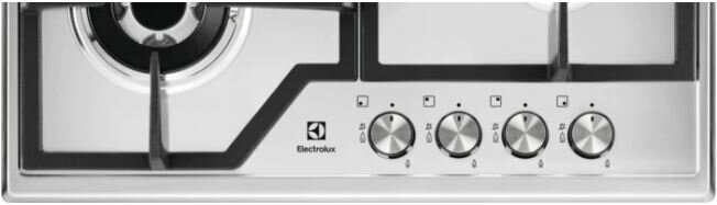 Zbliżenie na stalową płytę gazową. Ma cztery palniki, pokrętła i logo Electrolux.