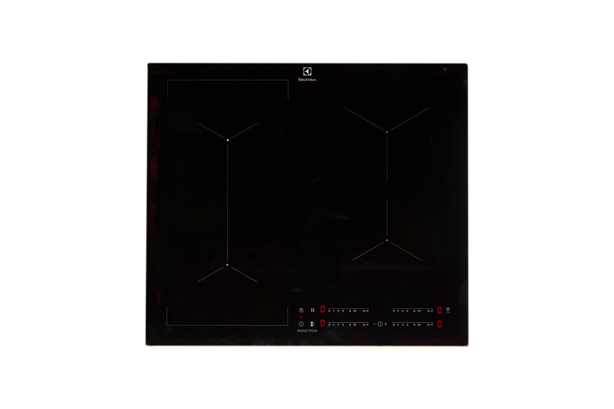 Czarna płyta indukcyjna z dwoma strefami grzewczymi i cyfrowym sterowaniem.