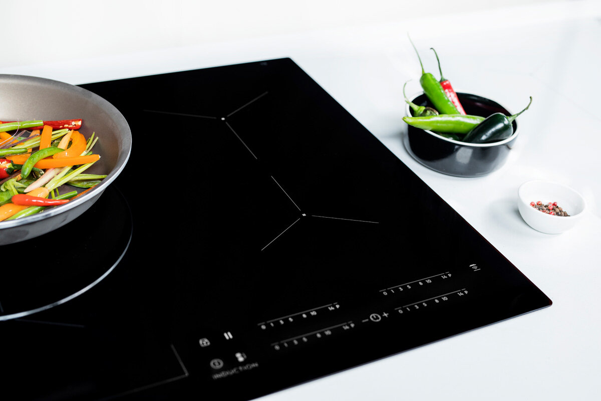 Wbudowana płyta indukcyjna z czarną powierzchnią i panelem dotykowym.