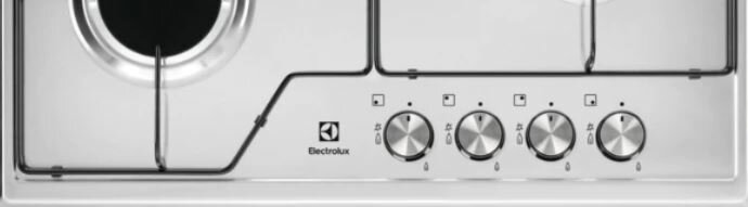Zbliżenie panelu sterowania kuchenki z pokrętłami i logo Electrolux, na białej powierzchni.