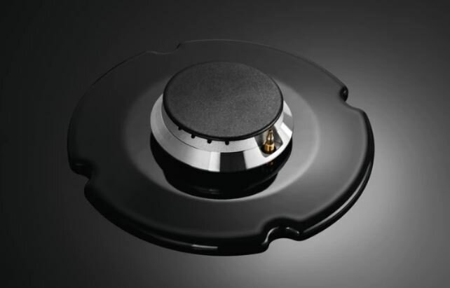 Czarny palnik kuchenki z czarną okrągłą górą i srebrną częścią środkową.