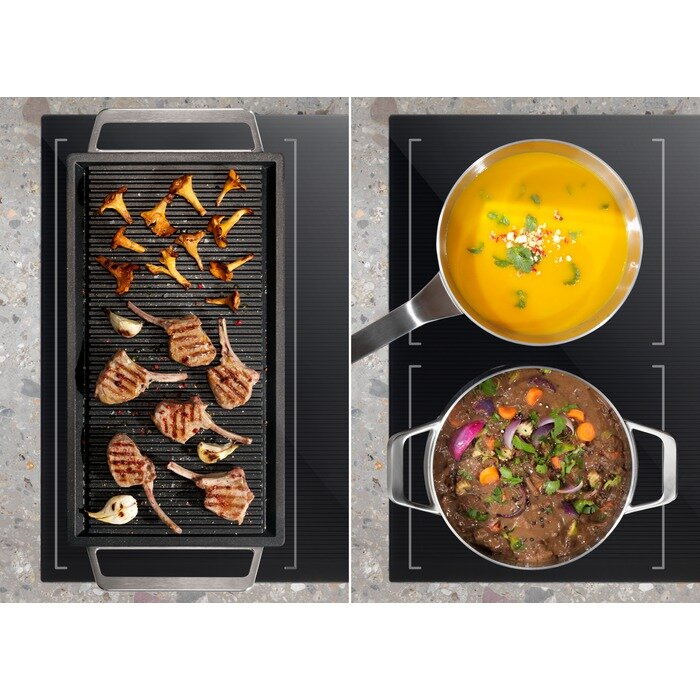 Dwie strefy płyty indukcyjnej, jedna z grillowanym mięsem, druga z zupą. Obie na czarnej.