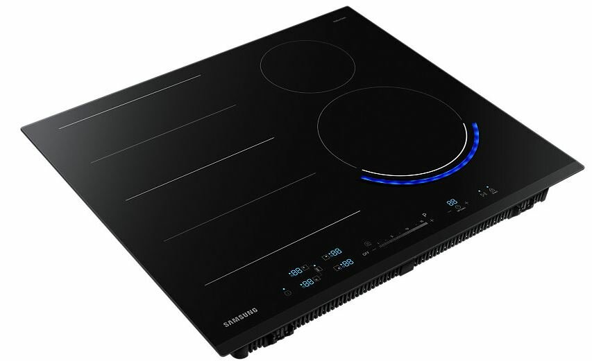 Czarna płyta indukcyjna Samsung z dwoma strefami gotowania, pokazująca cyfrowe wyświetlacze.