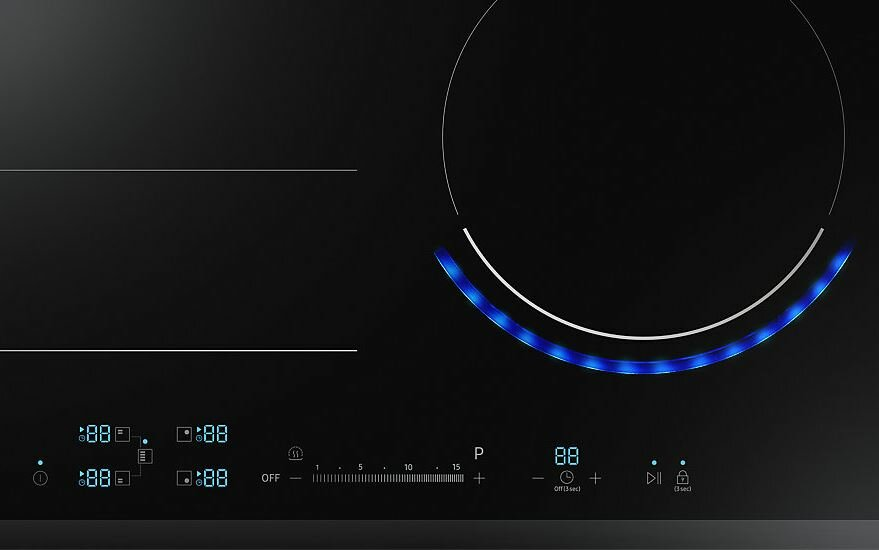 Czarna płyta indukcyjna z niebieskim podświetlanym obszarem. Wyświetlacz cyfrowy pokazuje czas. Przyciski poniżej.