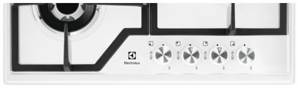 Biała płyta gazowa z czterema palnikami i pokrętłami. Logo Electrolux pośrodku.
