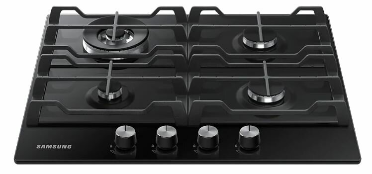 Czarna płyta gazowa z czterema palnikami, czarnymi rusztami i srebrnymi pokrętłami, z logo Samsung.