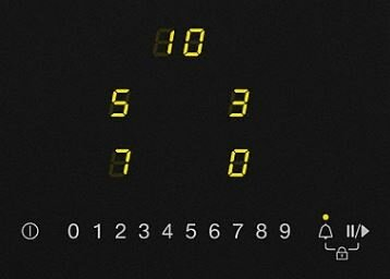 Zbliżenie cyfrowego wyświetlacza pokazującego timer i liczby.