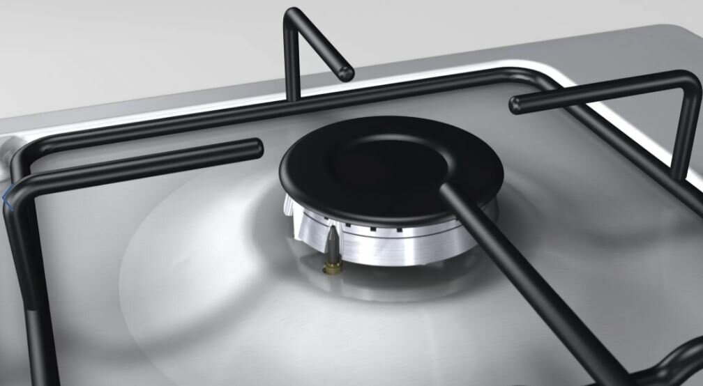 Zbliżenie czarnej kuchenki gazowej z palnikami i kratkami, na jasnej powierzchni.