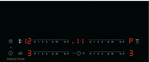 Zbliżenie panelu sterowania płyty indukcyjnej z wyświetlaczami cyfrowymi pokazującymi ustawienia.