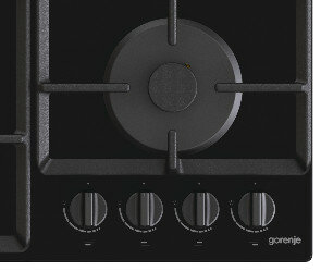 Czarna płyta gazowa z czterema palnikami i pokrętłami, marki Gorenje.