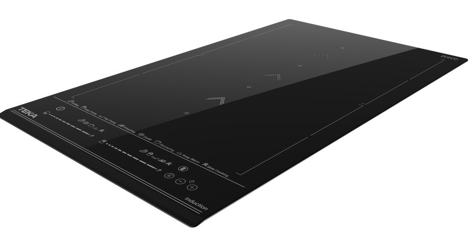 Czarna płyta indukcyjna z białymi oznaczeniami i elementami sterującymi. Marka to Teka. Jest pod kątem.