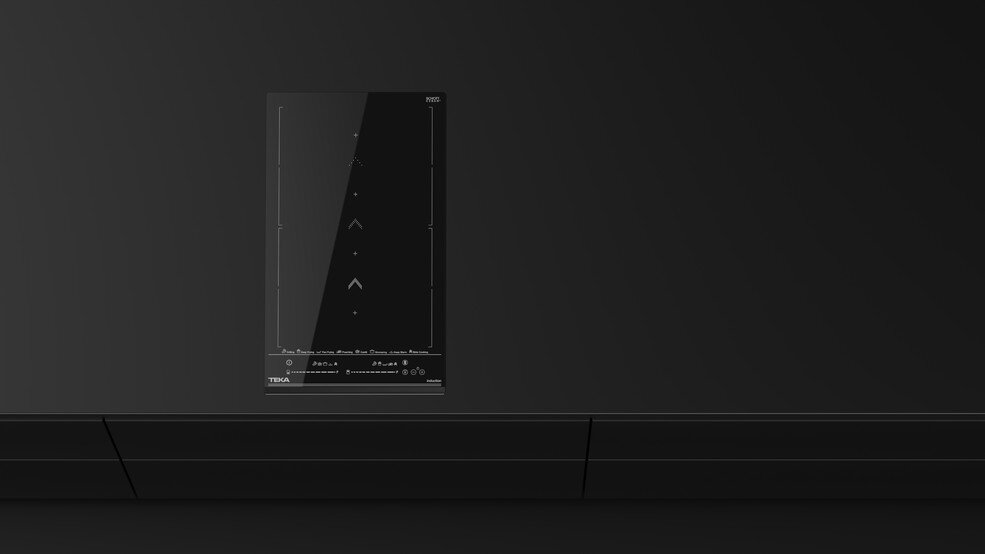 Czarna płyta indukcyjna z elementami dotykowymi. Widoczna marka Teka. Tło ciemne, poniżej szafka.