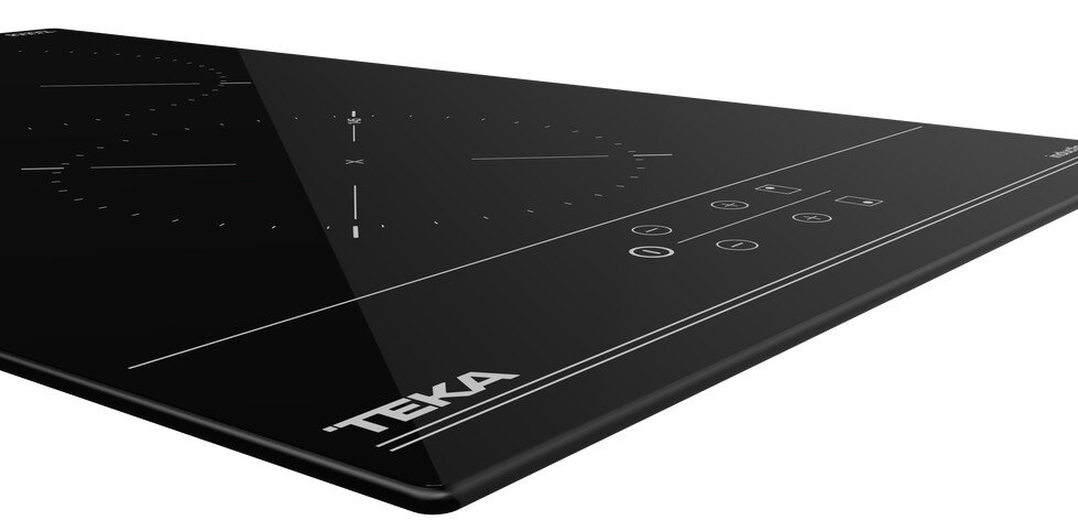 Czarna płyta grzewcza z elementami dotykowymi. Widoczne logo TEKA. Powierzchnia jest błyszcząca.
