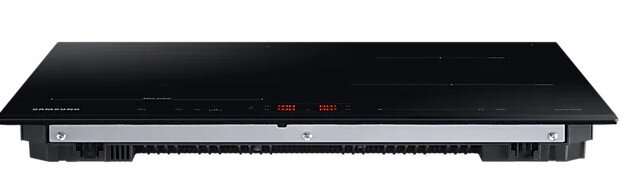 Czarna płyta indukcyjna Samsung z dwiema strefami gotowania i srebrną ramą.