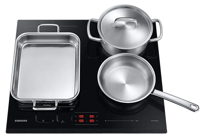 Czarna płyta indukcyjna z garnkami i patelniami.